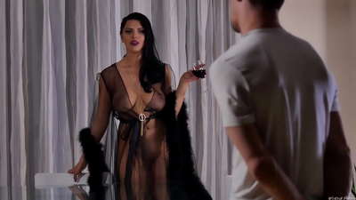 Slut Kira Poj huab tais caw nws cov neeg nyob ze rau tshuaj yej thiab fucked nws ntawm lub rooj noj mov